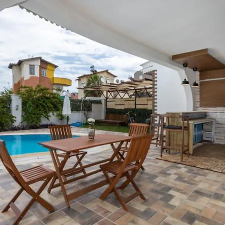 Exceptional Villa With Private Pool In Antalya דירה *